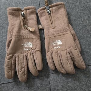 Skims X The North Face Fleece Gloves In Sienna